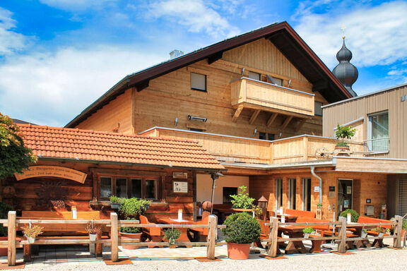 Hofseite mit Biergarten im Gasthaus Bonimeier in Haiming Hofseite mit Biergarten im Gasthaus Bonimeier in Haiming