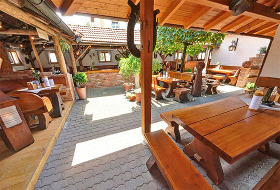 Innerer Biergarten im Gasthaus Bonimeier in Haiming Innerer Biergarten im Gasthaus Bonimeier in Haiming